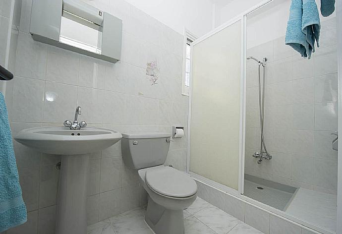 Bathroom with shower . - Villa Prodromi . (Галерея фотографий) }}