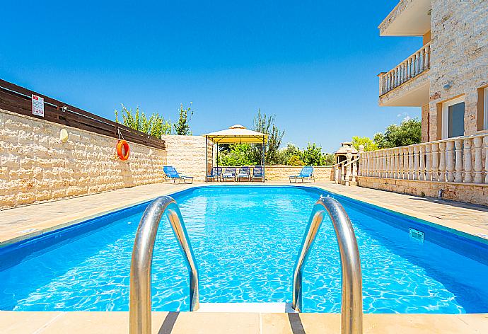 Private pool, terrace, and large garden . - Villa Prodromi . (Галерея фотографий) }}