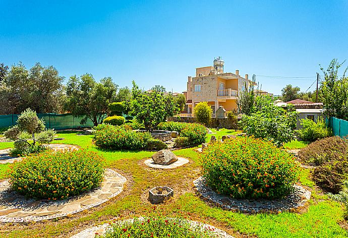 Garden area . - Villa Prodromi . (Galerie de photos) }}