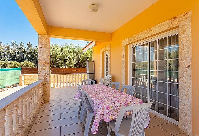 Sheltered terrace area . - Villa Prodromi . (Fotogalerie) }}