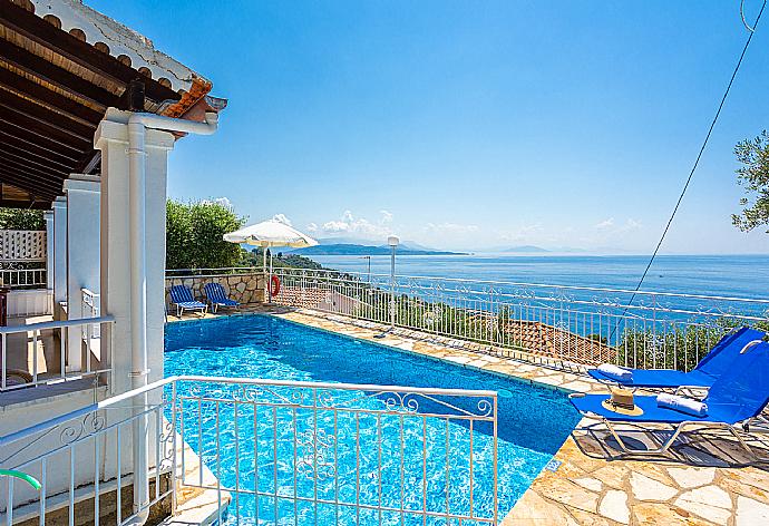 Private pool and terrace with panoramic sea views . - Villa Elia . (Galería de imágenes) }}