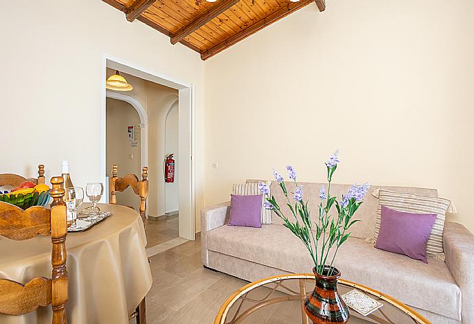 Living room with sofa, dining area, WiFi internet, TV, terrace access, and sea views  . - Villa Elia . (Galería de imágenes) }}