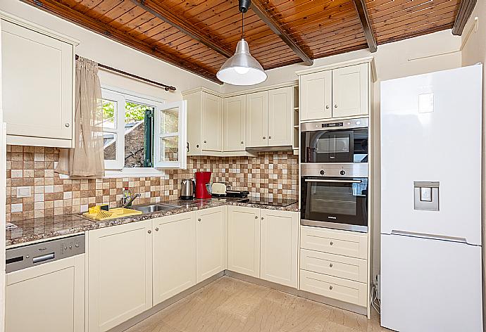 Equipped kitchen . - Villa Elia . (Photo Gallery) }}