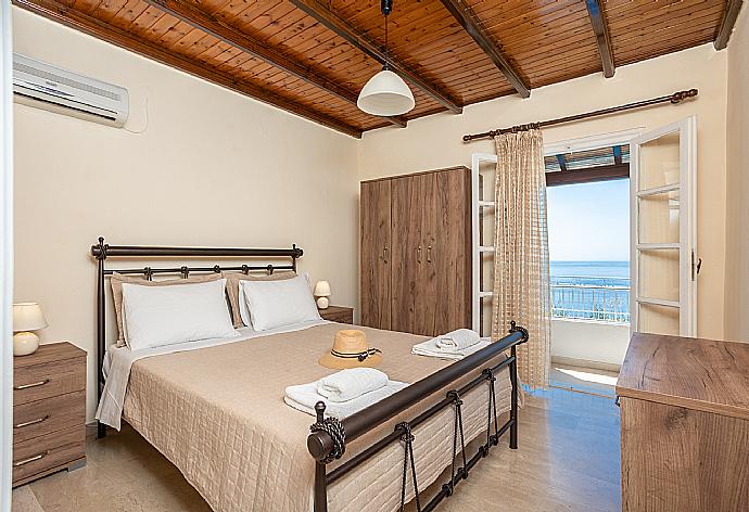 Double bedroom with A/C and sea views . - Villa Elia . (Photo Gallery) }}