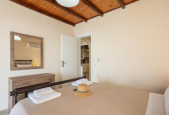 Double bedroom with A/C and sea views . - Villa Elia . (Photo Gallery) }}