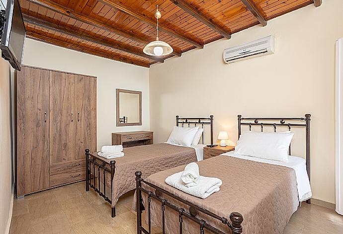 Twin bedroom with A/C and sea views . - Villa Elia . (Fotogalerie) }}