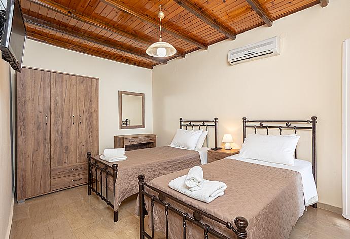 Twin bedroom with A/C and sea views . - Villa Elia . (Photo Gallery) }}