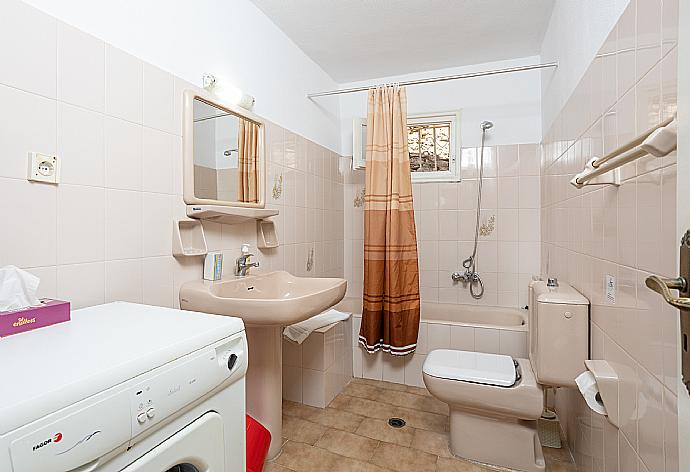 Family bathroom with bath and shower . - Villa Elia . (Fotogalerie) }}