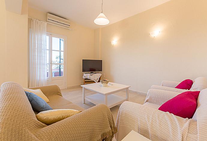 Open-plan living room with sofas, WiFi Internet, DVD player and dining area. . - Nikolas Apartment Alpha . (Galleria fotografica) }}