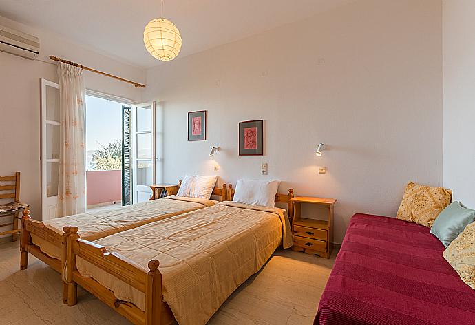 Single bedroom with A/C and balcony access . - Nikolas Apartment Alpha . (Galería de imágenes) }}