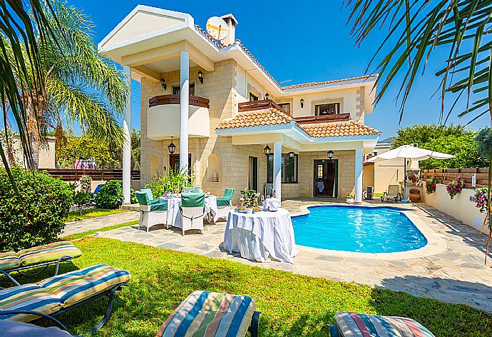 Beautiful villa with private pool, terrace, and garden . - Villa Charianna . (Галерея фотографий) }}