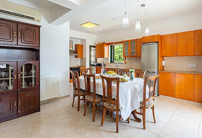 Equipped kitchen . - Villa Charianna . (Galerie de photos) }}