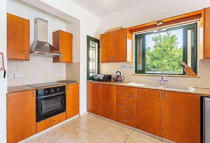 Equipped kitchen . - Villa Charianna . (Galerie de photos) }}