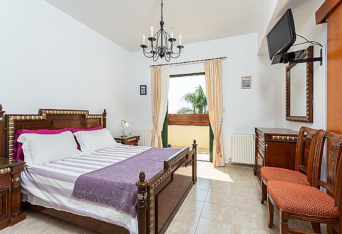 Double bedroom with en suite bathroom, A/C, TV, and balcony access . - Villa Charianna . (Galería de imágenes) }}