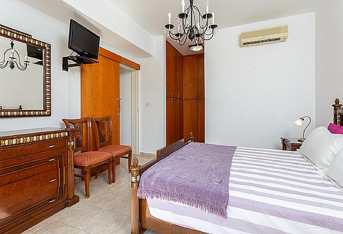 Double bedroom with en suite bathroom, A/C, TV, and balcony access . - Villa Charianna . (Galería de imágenes) }}