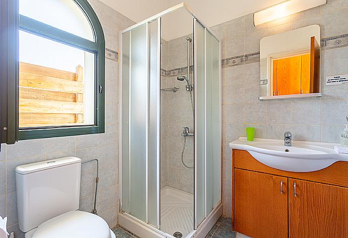 En suite bathroom with shower . - Villa Charianna . (Галерея фотографий) }}