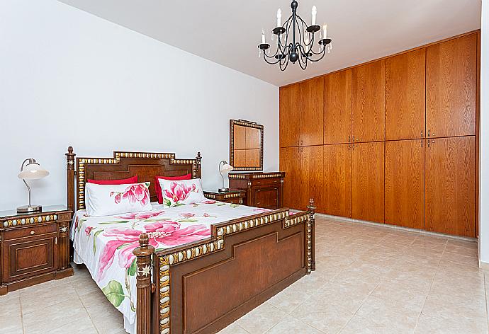 Double bedroom with A/C and balcony access . - Villa Charianna . (Galerie de photos) }}