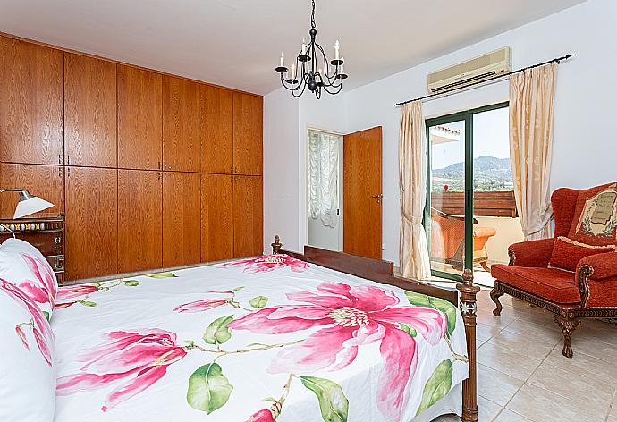 Double bedroom with A/C and balcony access . - Villa Charianna . (Galería de imágenes) }}