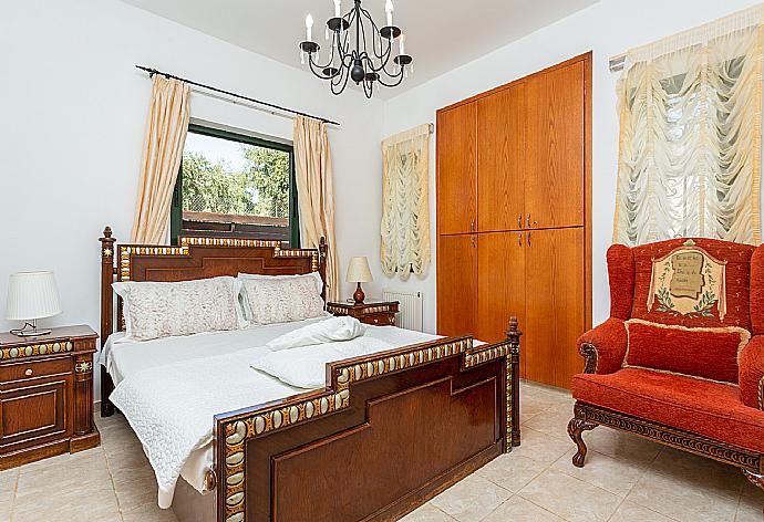 Double bedroom with A/C and en suite bathroom . - Villa Charianna . (Fotogalerie) }}