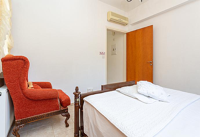 Double bedroom with A/C and en suite bathroom . - Villa Charianna . (Galerie de photos) }}