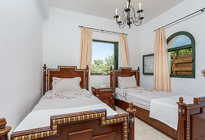 Twin bedroom with A/C . - Villa Charianna . (Photo Gallery) }}