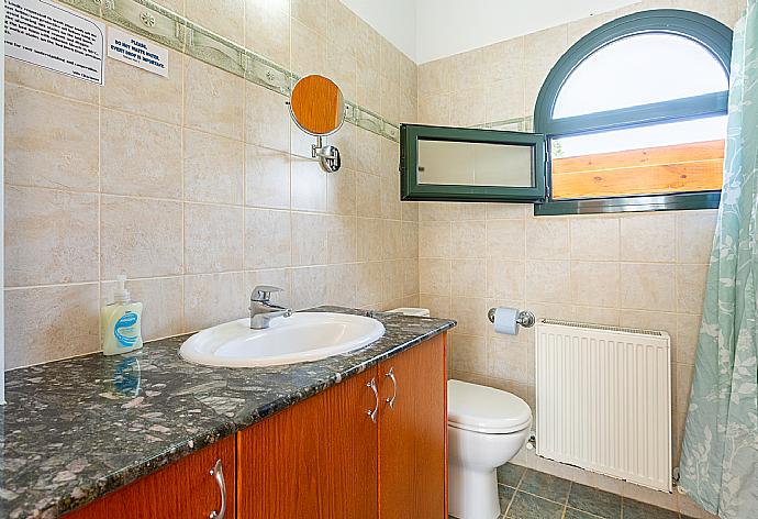 Family bathroom with bath and shower . - Villa Charianna . (Fotogalerie) }}