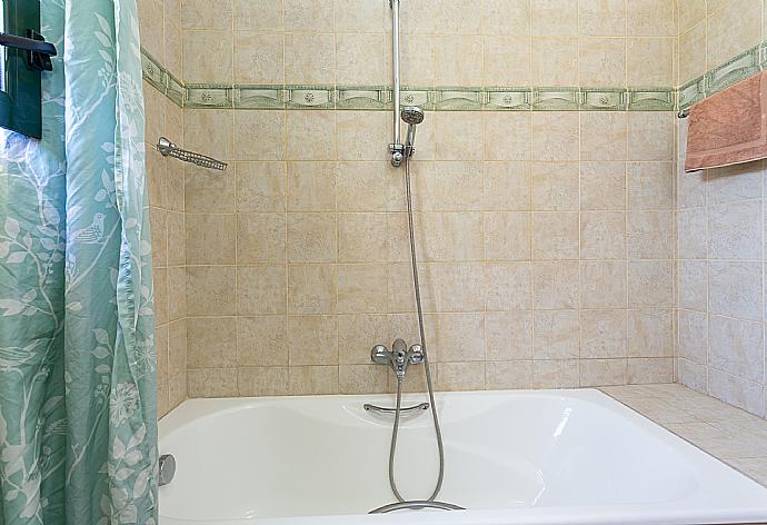 Family bathroom with bath and shower . - Villa Charianna . (Galleria fotografica) }}