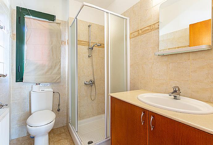 En suite bathroom with shower . - Villa Charianna . (Fotogalerie) }}