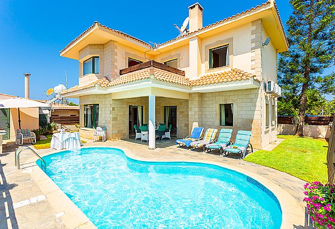 ,Beautiful villa with private pool, terrace, and large garden . - Villa Olivetta . (Fotogalerie) }}