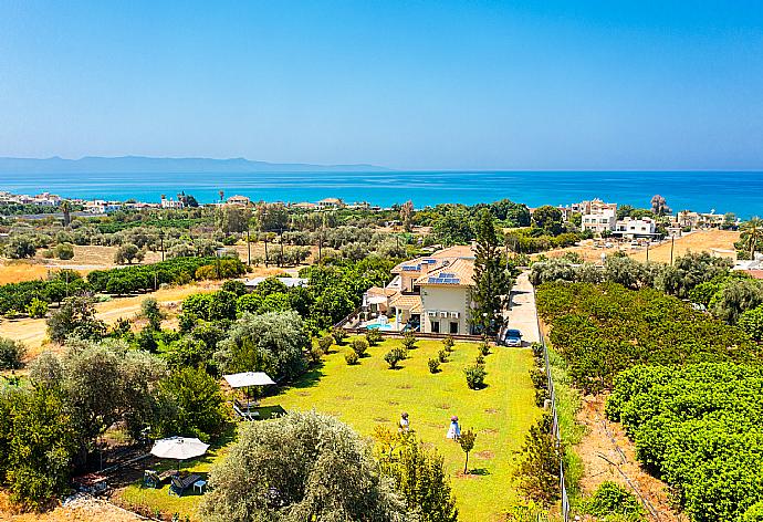 Aerial view showing large garden . - Villa Olivetta . (Fotogalerie) }}