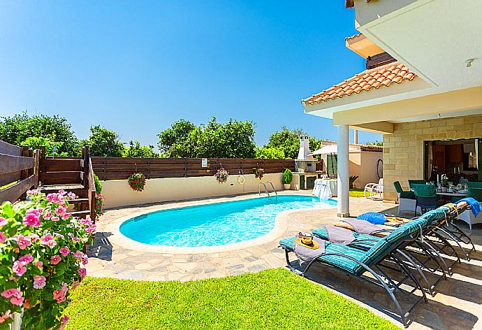 Beautiful villa with private pool, terrace, and large garden . - Villa Olivetta . (Galería de imágenes) }}