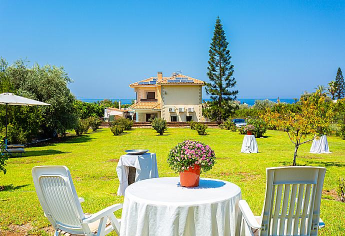 Garden area . - Villa Olivetta . (Galerie de photos) }}