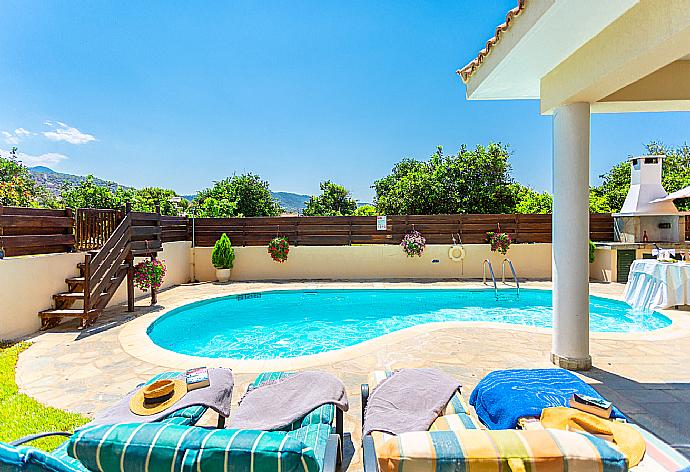 Private pool, terrace, and large garden . - Villa Olivetta . (Galerie de photos) }}