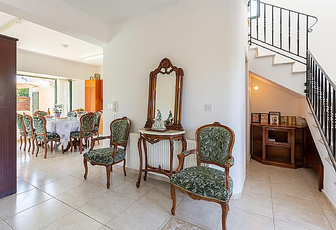 Open-plan living room with sofas, dining area, kitchen, ornamental fireplace, A/C, WiFi internet, satellite TV, and terrace access . - Villa Olivetta . (Fotogalerie) }}