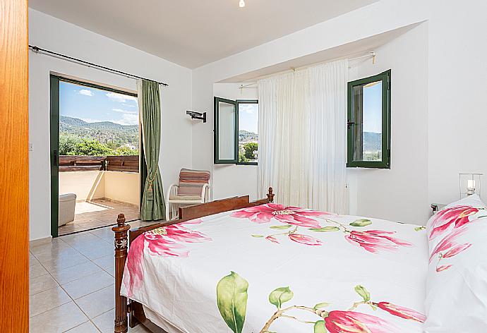 Double bedroom with en suite bathroom, A/C, and upper terrace access . - Villa Olivetta . (Galerie de photos) }}