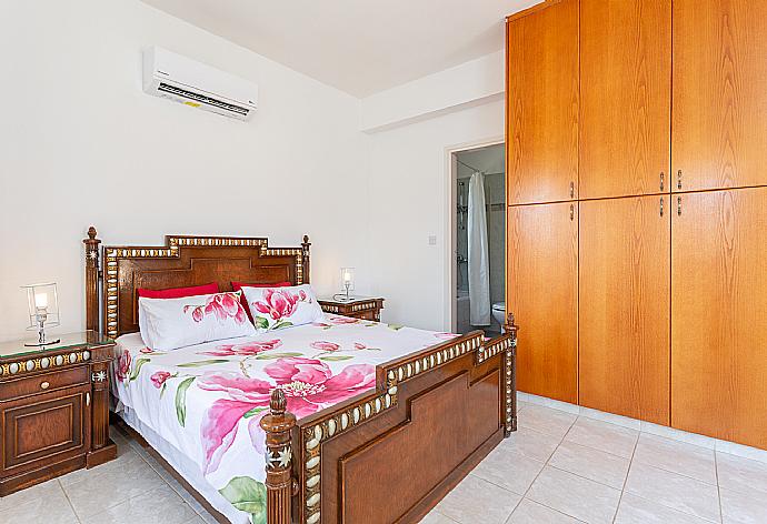 Double bedroom with en suite bathroom, A/C, and upper terrace access . - Villa Olivetta . (Galería de imágenes) }}