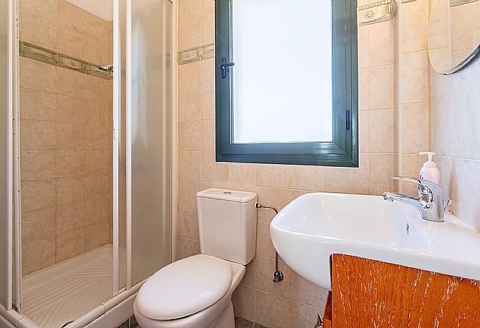 Family bathroom with shower . - Villa Olivetta . (Fotogalerie) }}