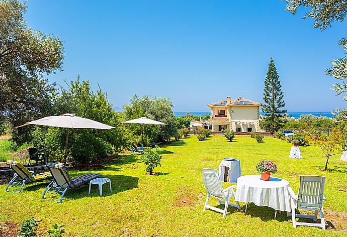Large garden area . - Villa Olivetta . (Photo Gallery) }}