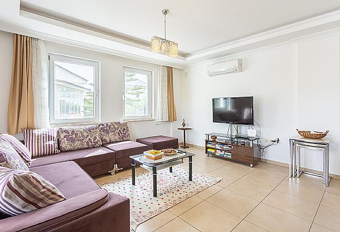 Open-plan living room with sofas, dining area, kitchen, A/C, WiFi internet, satellite TV, and terrace access . - Villa Canberk . (Galleria fotografica) }}