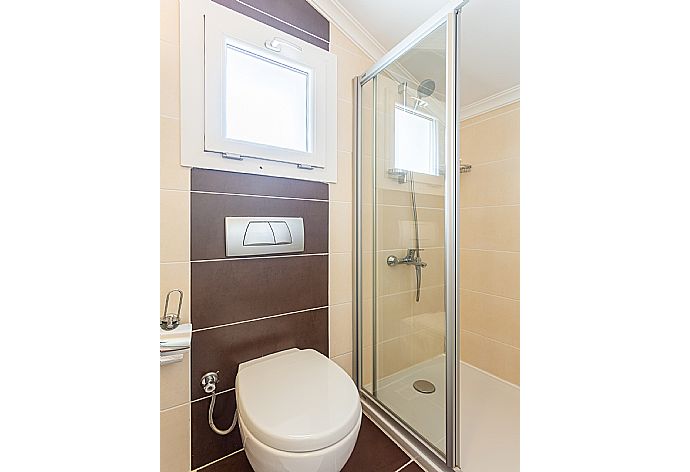 En suite bathroom with shower . - Villa Canberk . (Galleria fotografica) }}