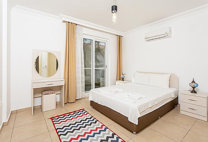 Double bedroom with en suite bathroom and A/C . - Villa Canberk . (Galleria fotografica) }}