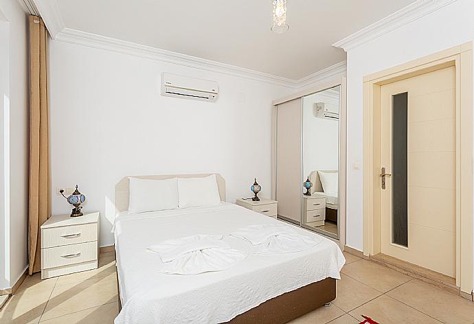 Double bedroom with en suite bathroom and A/C . - Villa Canberk . (Галерея фотографий) }}