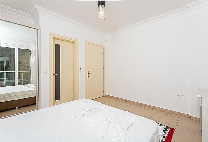 Double bedroom with en suite bathroom and A/C . - Villa Canberk . (Galería de imágenes) }}