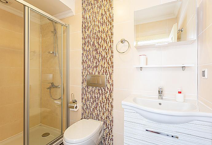 En suite bathroom with shower . - Villa Canberk . (Галерея фотографий) }}