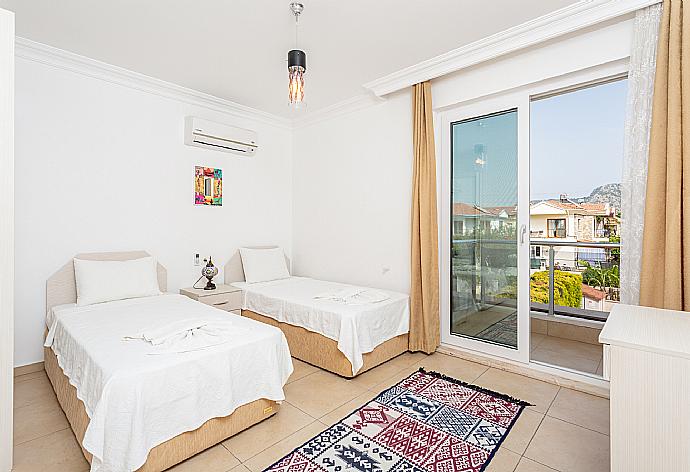 Twin bedroom with en suite bathroom, A/C, and balcony access . - Villa Canberk . (Fotogalerie) }}