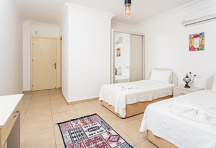 Twin bedroom with en suite bathroom, A/C, and balcony access . - Villa Canberk . (Galería de imágenes) }}