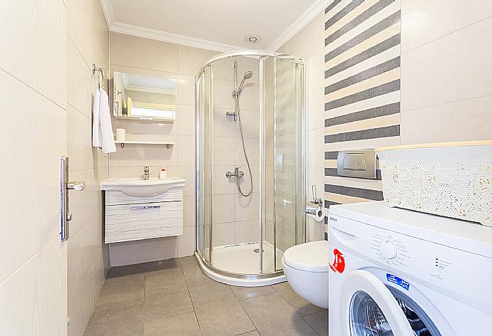 Family bathroom with shower . - Villa Canberk . (Galería de imágenes) }}