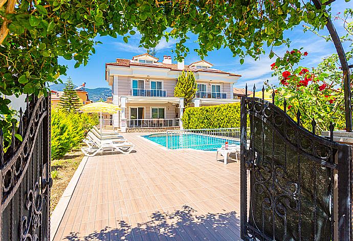 Entrance to villa . - Villa Canberk . (Galería de imágenes) }}