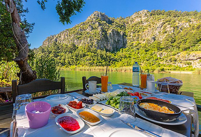 Local breakfast . - Villa Canberk . (Galería de imágenes) }}