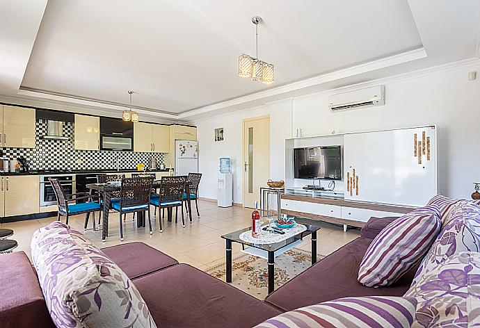 Open-plan living room with sofas, dining area, kitchen, A/C, WiFi internet, satellite TV, and terrace access . - Villa Gunsu . (Fotogalerie) }}